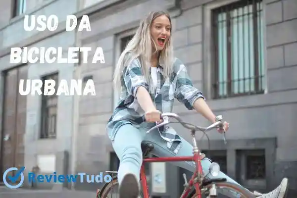 mulher andando de bicicleta na cidade